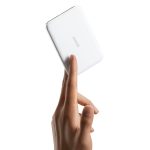 ⁦סוללת גיבוי אלחוטית Anker Nano Slim 5000mAh בצבע לבן⁩ – תמונה ⁦3⁩