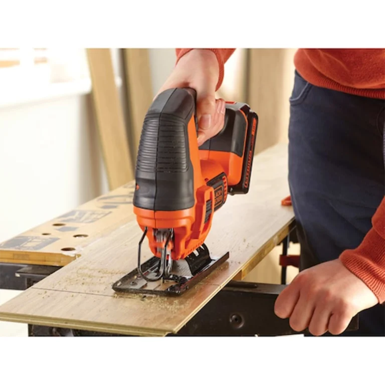 מסור גובה אנכי נטען 18V עם להב עץ – Black & Decker BDCJS18N-XJ