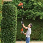 גוזם גדר חיה חשמלי Black&Decker BEHT201 – אורך להב 45 ס"מ, הספק 420W