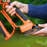 מסור גיזום נטען Black+Decker GKC1000L-QW – להב 10 ס"מ כולל סוללה מובנית ומטען