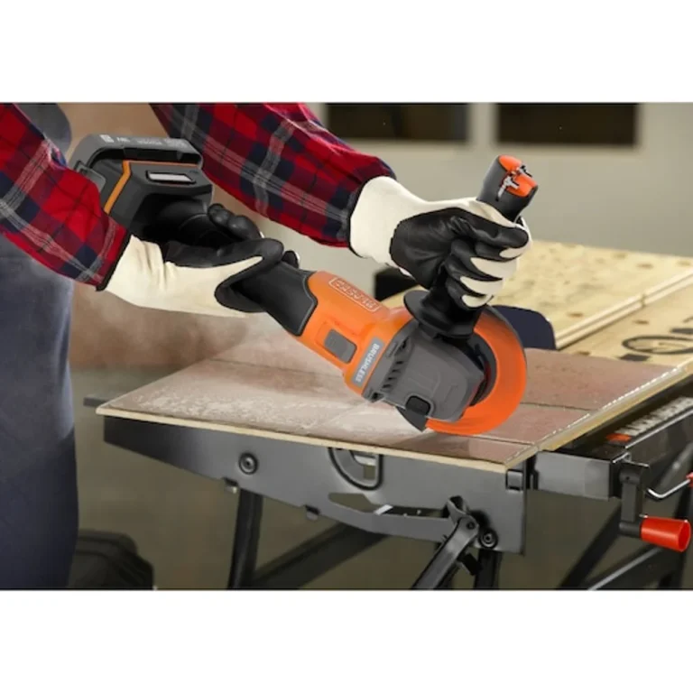 מטחנת זווית דגם BCG6L8D1S-QW מבית BLACK&DECKER