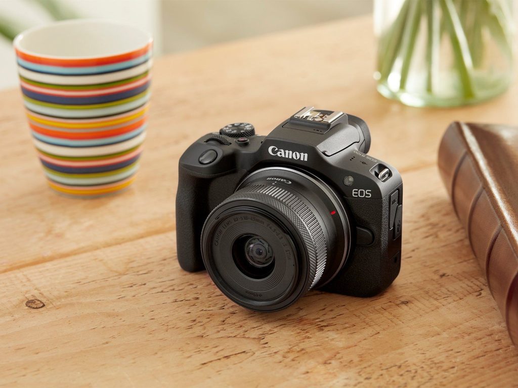 מצלמת מירורלס Canon R100 + RF-S 18-45 + RF 75-300