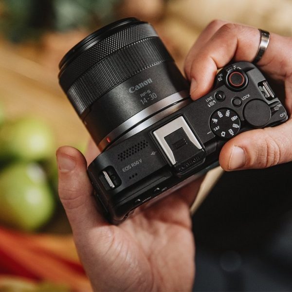 מצלמת מירורלס Canon R50 V + RF 14-30 PZ Creator Kit