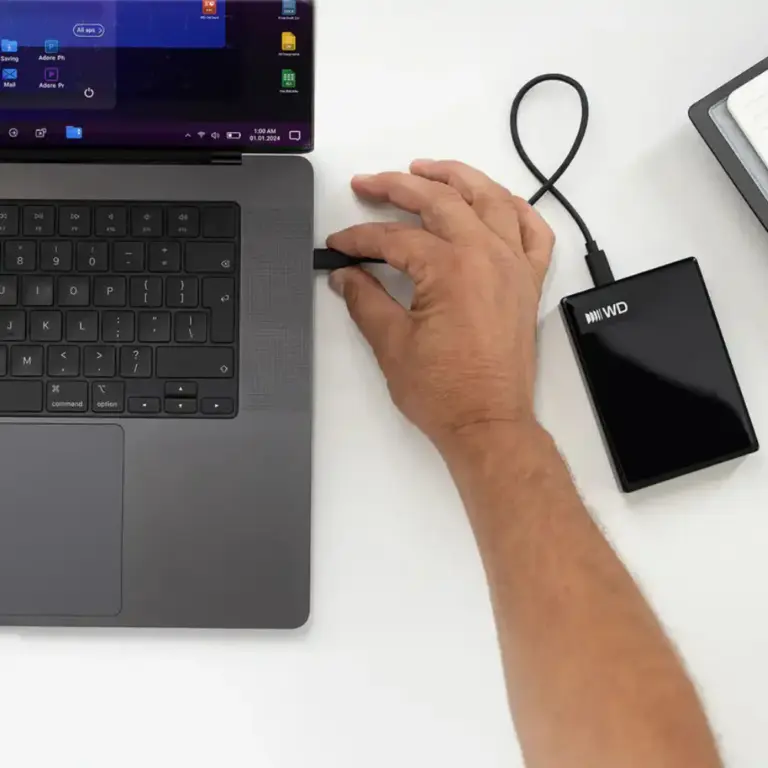 כונן קשיח חיצוני דגם My Passport USB-C 4TB בצבע שחור מבית WD