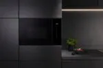 מיקרוגל בנוי משולב גריל בגימור זכוכית שחורה Hisense דגם BIM325GI63DBG - תמונה נוספת